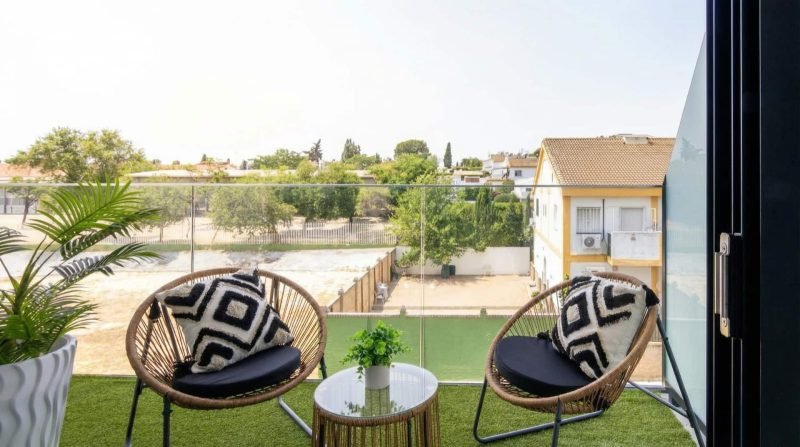 Terraza y Piscina en Tomares, balcón